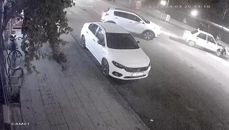 Yayalara Yol Vermek İsteyen Şoförler Kazada Yaralandı! O Anlar Kamerada