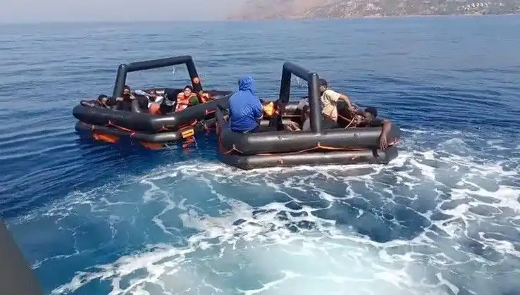 Ayvacık'ta Kaçak Göçmen Operasyonu: 19 Kişi Kurtarıldı