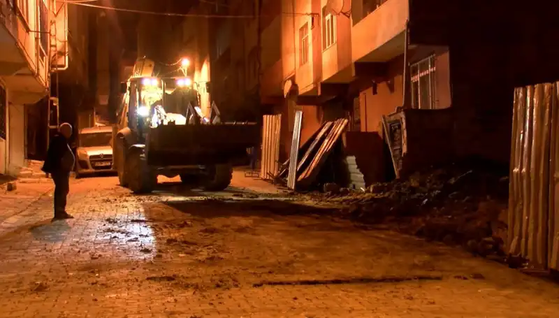 Bağcılar'da Yana Eğilen Bina Boşaltıldı: Tehlike Çanları Çalmaya Başladı!