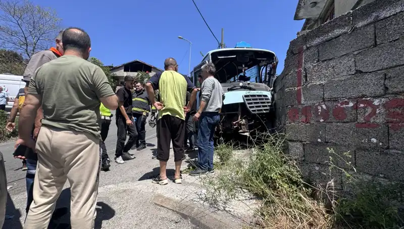 Minibüs Kaza Yaptı: 14 Yaralı, Olay Yerinde Hareketli Anlar