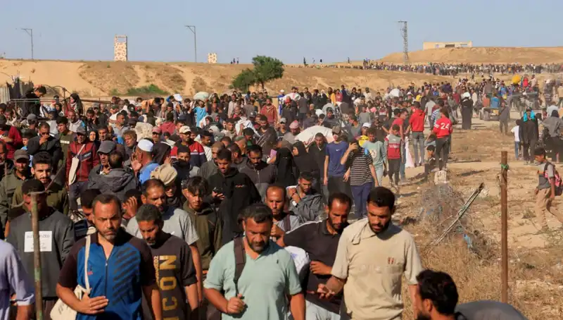 İsrail'in Gazze'de Yaptığı Saldırıda 15 Filistinli Hayatını Kaybetti: İnsani Yardım Bekleyenler Hedefte