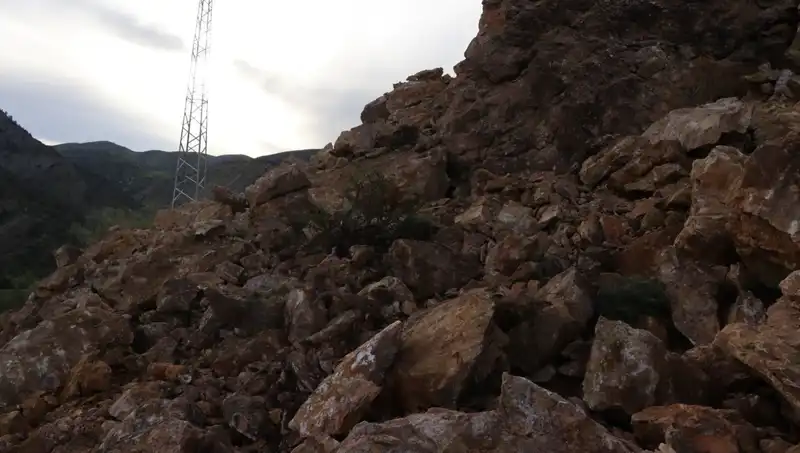 Erzurum'da Heyelan: Dev Kayalar Yolu Ulaşıma Kapandı, Kaza Tehlikesi Arttı