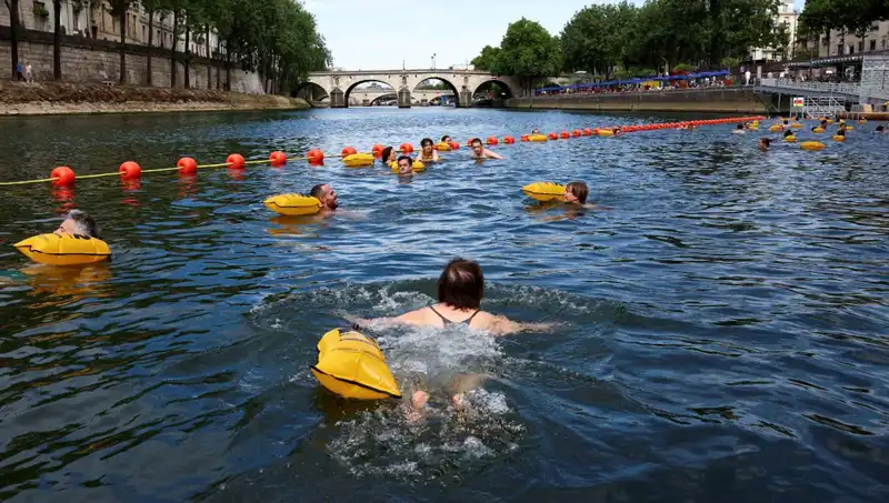Fransa'da Tarihi An: Seine Nehri Nihayet Halka Açıldı