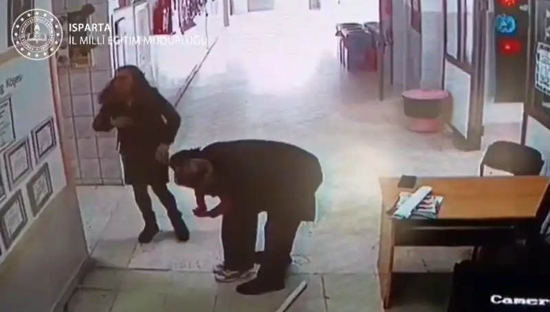İlkokulda Şok An: Öğretmen Heimlich Manevrası ile Öğrencisini Kurtardı