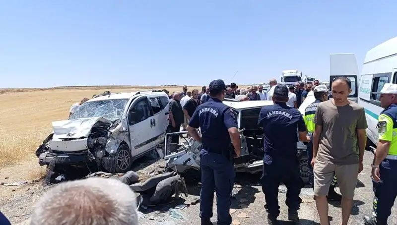 Otomobil ve Hafif Ticari Araç Çarpıştı: 4 Kişi Can Verdi, 1 Yaralı