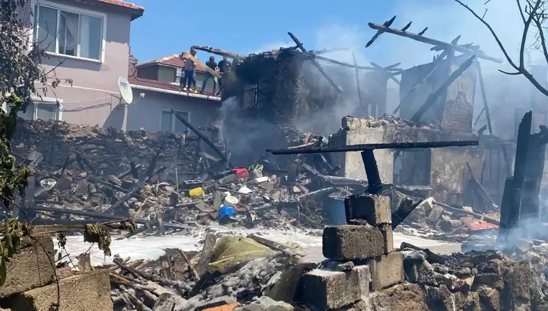 Kırklareli'nde Korkutan Yangın: İtfaiye Eri Yaralandı