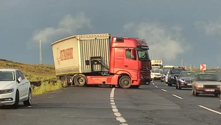 TIR Kaydı Nedeniyle Yol Kapatıldı, Uzun Araç Kuyrukları Oluştu