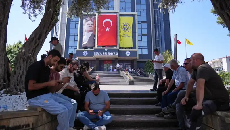 Ücretlerini Alamayan İşçilerden Dikkat Çeken Oturma Eylemi: Mesajları Net!
