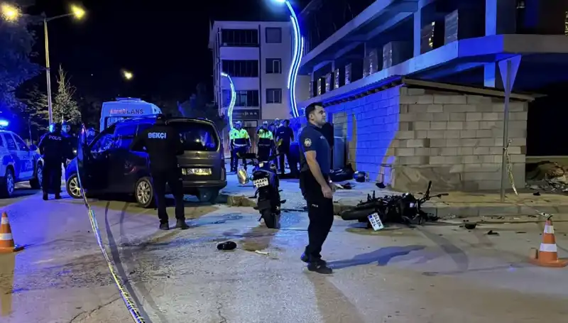 Motosiklet-kaza: Otomobille Çarpışan İki Genç Hayatını Kaybetti