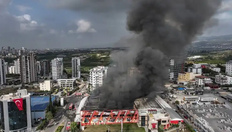 Mersin'de Fabrika Yangını: TOMA Müdahale Etti, Yangın Kontrol Altına Alındı