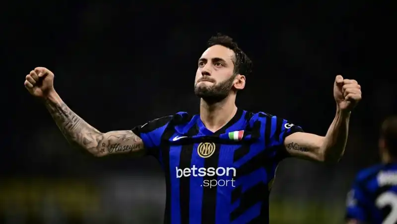 Hakan Çalhanoğlu Tatilde, Inter'den Flaş Gelişmeler Bekleniyor!