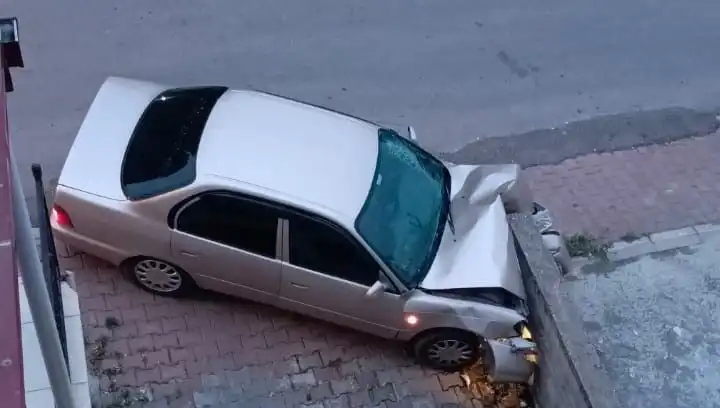Kontrolü Kaybeden Araç Duvara Çarptı: Kazanın Ardındaki Gerçekler