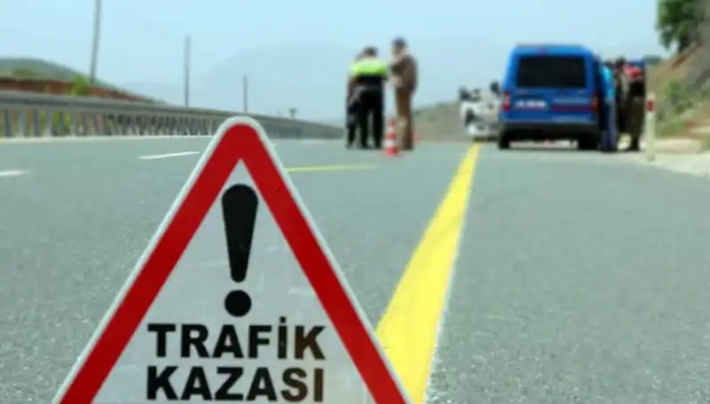 Trafik Faciası: Otomobil ve Hafif Ticari Araç Çarpıştı, 6 Kişi Hayatını Kaybetti