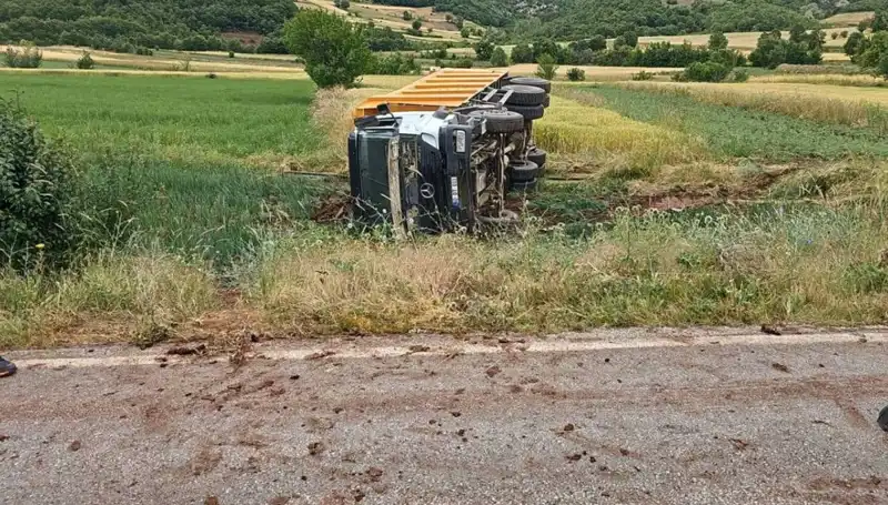 Tokat'ta Kamyon Devrildi: Şoför Kazada Hayatını Kaybetti