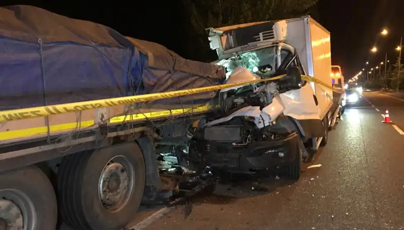 Park Halindeki Tıra Arkadan Çarpan Kamyonette Kan Donduran Kaza: 1 Ölü, 1 Yaralı