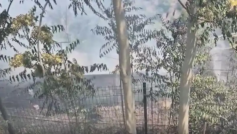 Sultangazi’de Yangın Faciası: Otluk Alan Alev Alev Yandı, Gecekondu Tehlikeye Girdi