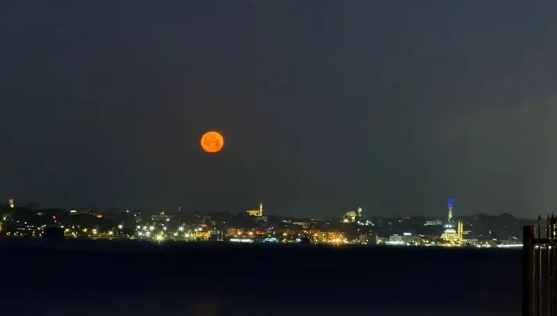 Çilek Dolunayı İstanbul’un Gökyüzünde Görsel Bir Şölene Dönüştü