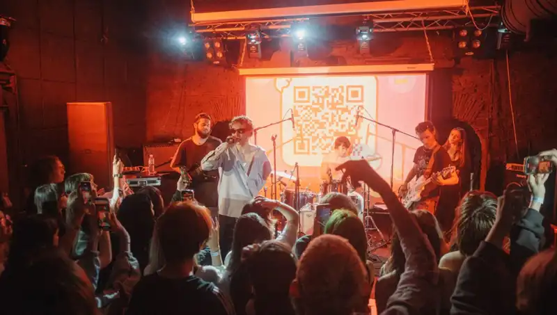 Savaşın Ortasında Hayata Tutunan Şehir: Bir Kısımda Saldırı, Diğerinde Konser