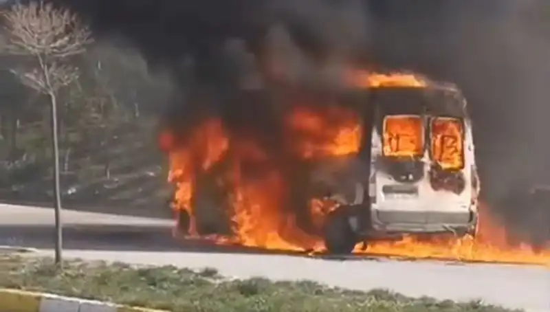 Havalimanı Personel Taşıyan Servis Araçları Alev Alev Yandı!