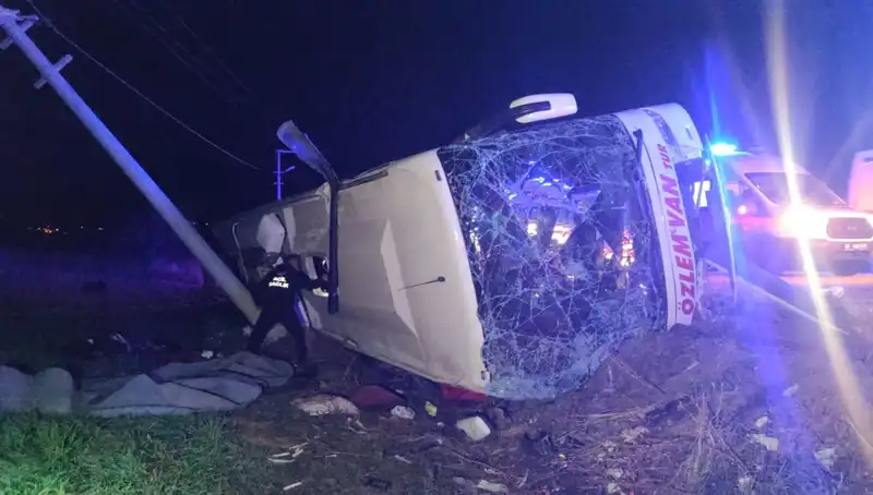 Van'da Otobüs Devrildi: 28 Kişi Yaralandı, Olayın Ayrıntıları Şaşırtıcı