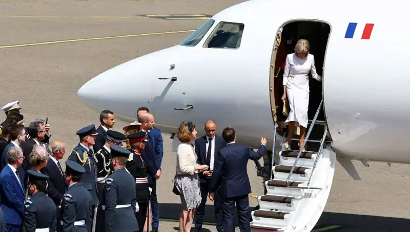 Eşi Brigitte Macron'un Elini Havada Bırakan Olayın Ardındaki Gerçekler