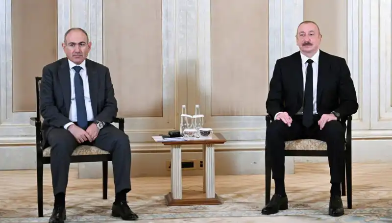 Aliyev ve Paşinyan, Abu Dabi'de Barış Yolunda Tarihi Buluşma Gerçekleştirdi