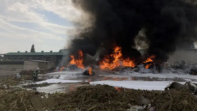 Gaziantep’te Geri Dönüşüm Tesisinde Çıkan Yangın, Çevreyi Tehdit Etti