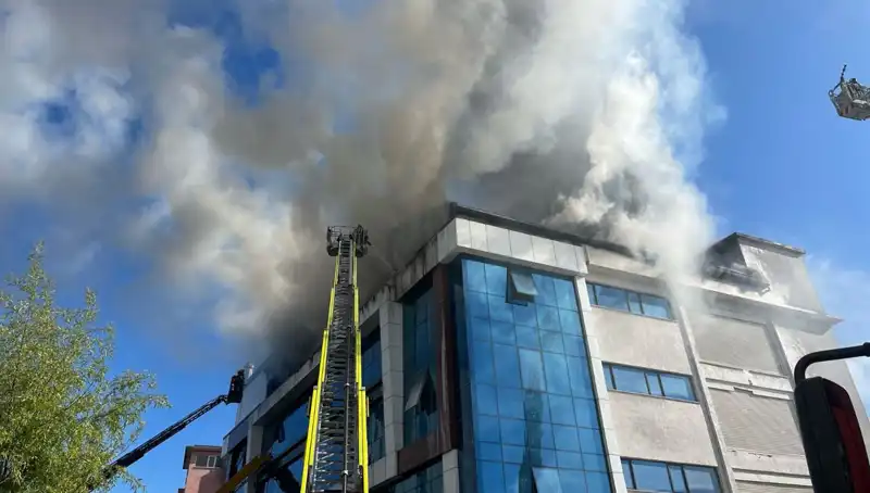 Esenyurt'ta Tekstil Atölyesinde Çıkan Yangın Panik Yaratırken, İtfaiye Hızla Müdahale Etti