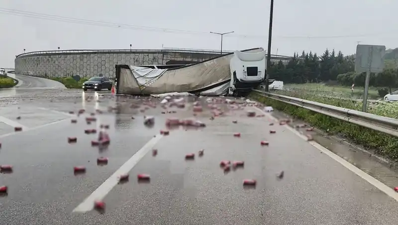 TIR Devrildi, İçkiler Yolda Saçıldı: O Anlar Kameralara Yansıdı!