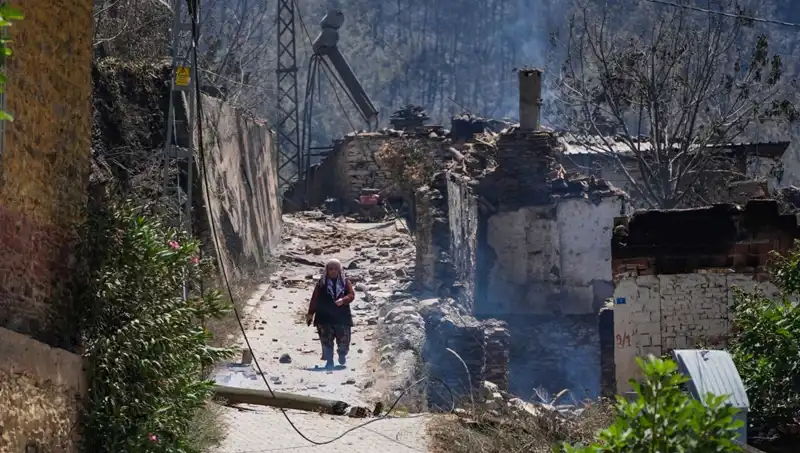 İzmir ve Bilecik'te Yangın Felaketi: 415 Bina Küllere Döndü