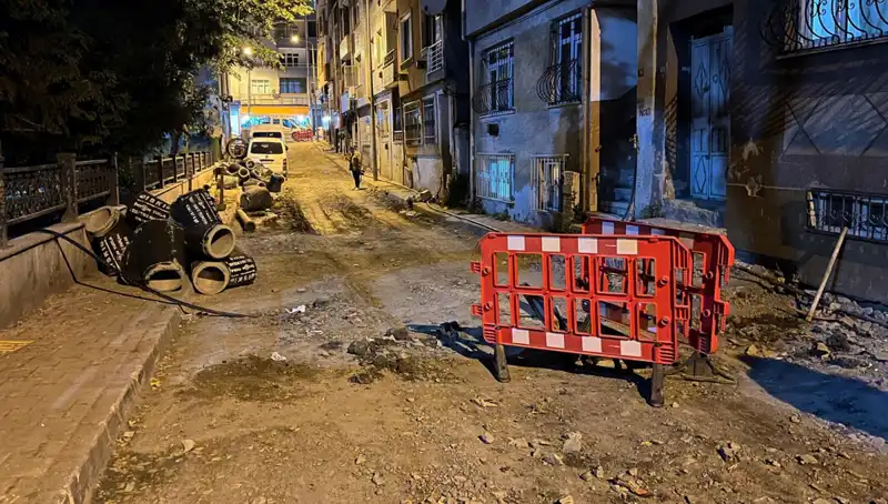 Bayrampaşa'da Olumsuz Altyapı Çalışması: Rögar Kapağı Patladı!