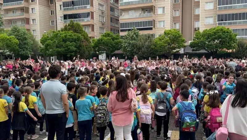 Öğrencilerin Annelerini Duygulandıran Sürpriz Projesi İlgi Gördü