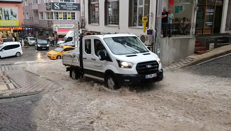 10 Dakikada Gelen Sağanak: Şehirde Su Baskınları Alarmı Verdi!