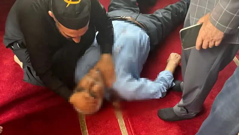 Camide Namaz Kılarken Bıçaklanan İmamın Hayat Mücadelesi