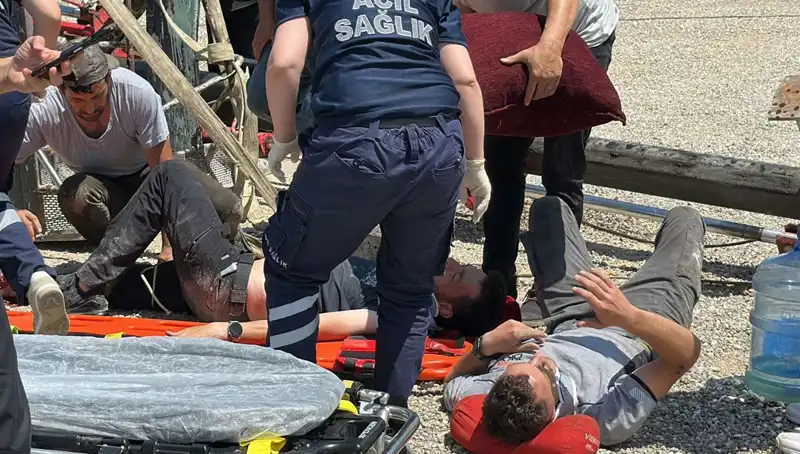 Bayrak Asmak İçin Çıktıkları Vincin Devrilmesiyle İki İşçi Yaralandı