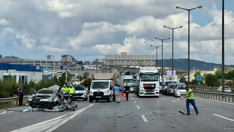 Otoyolda Meydana Gelen Kazada Üç Kişi Aracın İçinde Sıkıştı