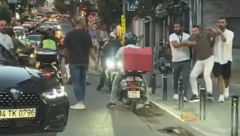Nişantaşı’nda Yol Verme Kavgası: Sopayla Kadının Üzerine Yürüyen Adam Olay Yarattı